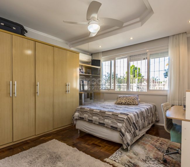 Casa com 290m², 3 quartos, 1 suíte, 3 vagas, no bairro Jardim Europa em Porto Alegre