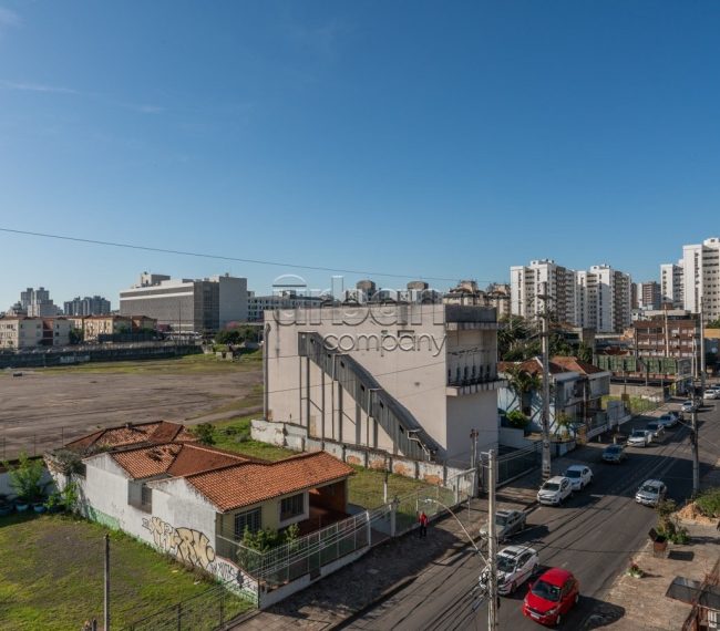 Prédio Comercial com 925m², 4 vagas, no bairro Passo da Areia em Porto Alegre