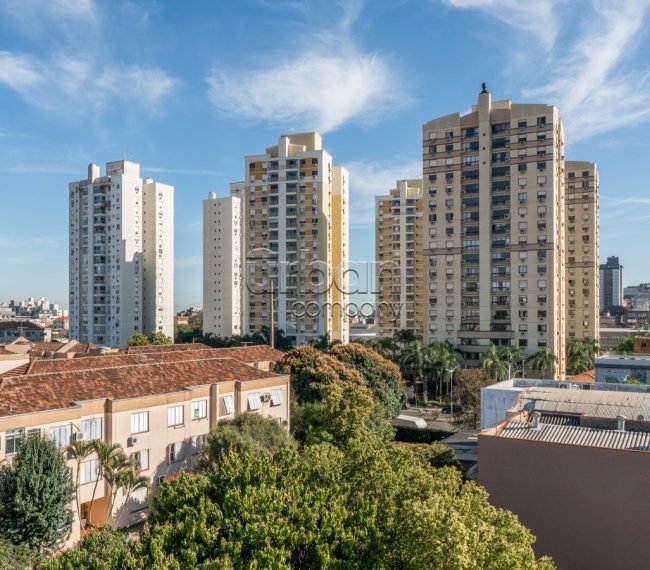 Prédio Comercial com 925m², 4 vagas, no bairro Passo da Areia em Porto Alegre