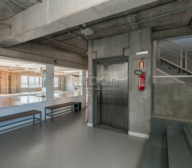 Prédio Comercial com 925m², 4 vagas, no bairro Passo da Areia em Porto Alegre