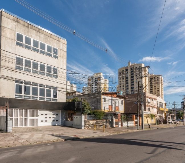 Prédio Comercial com 925m², 4 vagas, no bairro Passo da Areia em Porto Alegre