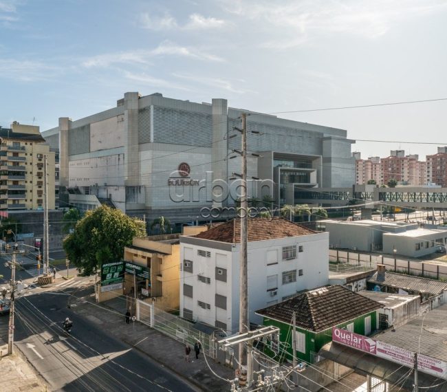 Prédio Comercial com 925m², 4 vagas, no bairro Passo da Areia em Porto Alegre