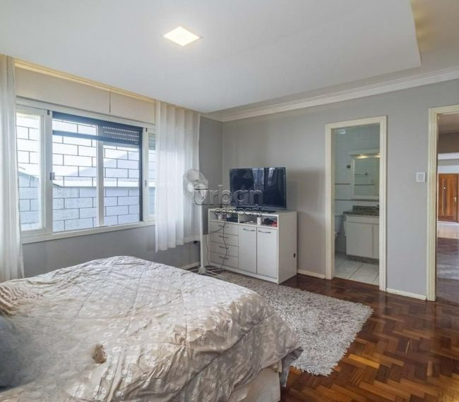 Casa com 212m², 3 quartos, 1 suíte, 4 vagas, no bairro Três Figueiras em Porto Alegre