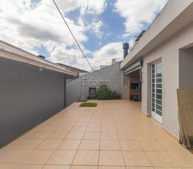 Casa com 212m², 3 quartos, 1 suíte, 4 vagas, no bairro Três Figueiras em Porto Alegre