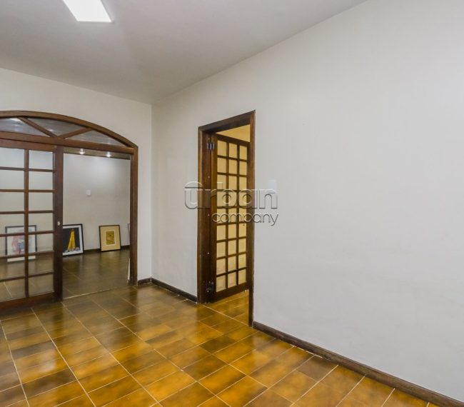 Casa com 300m², 3 quartos, 1 suíte, 2 vagas, no bairro Chácara das pedras em Porto Alegre