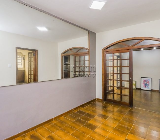 Casa com 300m², 3 quartos, 1 suíte, 2 vagas, no bairro Chácara das pedras em Porto Alegre