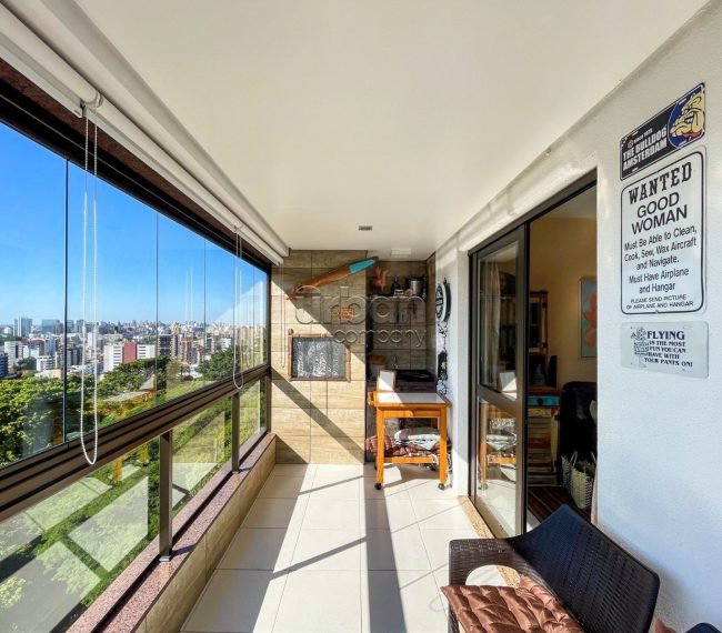 Apartamento com 128m², 3 quartos, 1 suíte, 4 vagas, no bairro Menino Deus em Porto Alegre