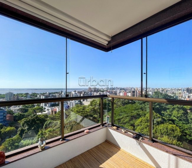 Apartamento com 128m², 3 quartos, 1 suíte, 4 vagas, no bairro Menino Deus em Porto Alegre