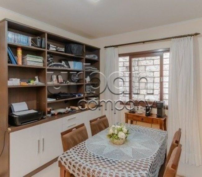 Casa com 174m², 4 quartos, 2 suítes, 5 vagas, no bairro Moinhos de Vento em Porto Alegre