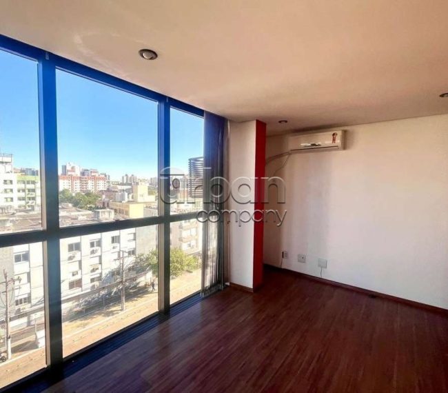 Sala com 29m², 1 vaga, no bairro Menino Deus em Porto Alegre