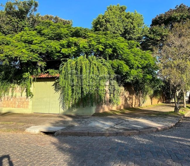 Casa com 397m², 4 quartos, 4 vagas, no bairro Três Figueiras em Porto Alegre