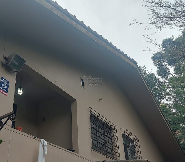 Casa com 8m², 2 quartos, 1 suíte, 5 vagas, no bairro Menino Deus em Porto Alegre