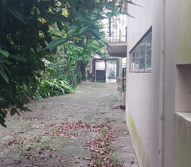 Casa com 8m², 2 quartos, 1 suíte, 5 vagas, no bairro Menino Deus em Porto Alegre