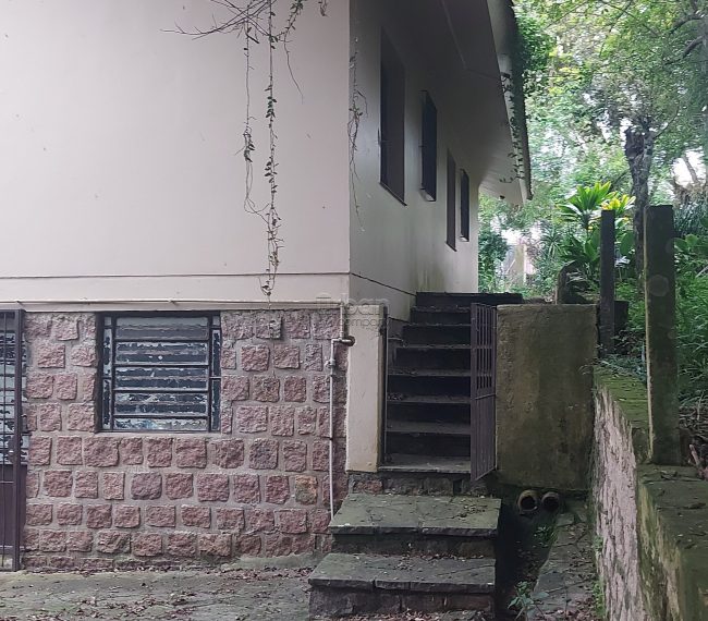 Casa com 8m², 2 quartos, 1 suíte, 5 vagas, no bairro Menino Deus em Porto Alegre