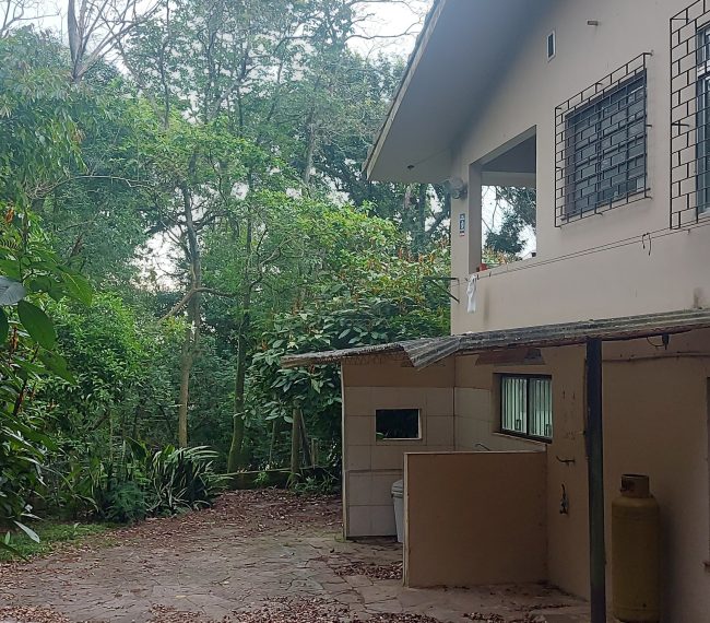 Casa com 8m², 2 quartos, 1 suíte, 5 vagas, no bairro Menino Deus em Porto Alegre