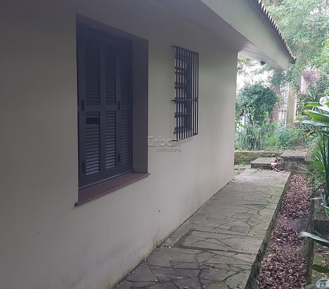 Casa com 8m², 2 quartos, 1 suíte, 5 vagas, no bairro Menino Deus em Porto Alegre