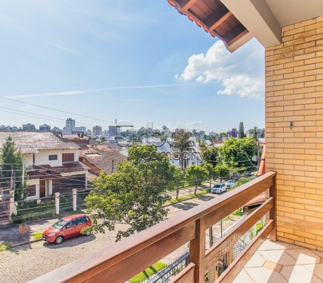 Casa com 315m², 3 quartos, 1 suíte, 5 vagas, no bairro Chácara da Pedras em Porto Alegre