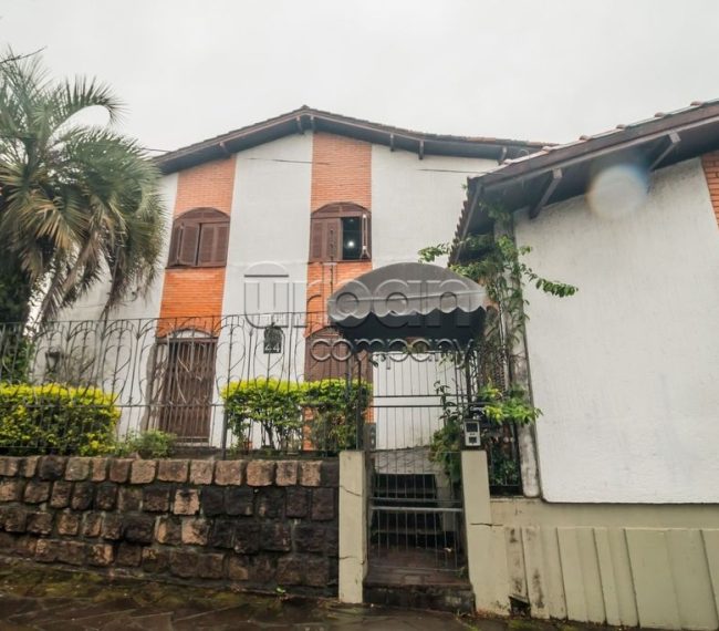 Casa com 369m², 3 quartos, 1 suíte, 2 vagas, no bairro Três Figueiras em Porto Alegre