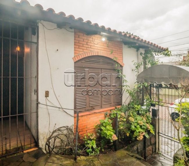 Casa com 369m², 3 quartos, 1 suíte, 2 vagas, no bairro Três Figueiras em Porto Alegre