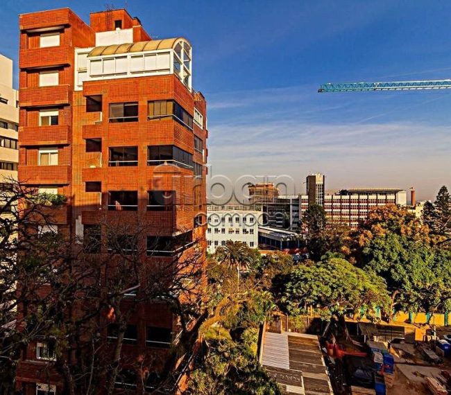 Apartamento com 257m², 4 quartos, 1 suíte, 3 vagas, no bairro Moinhos de Vento em Porto Alegre