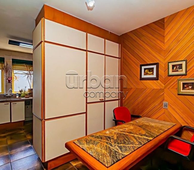 Apartamento com 257m², 4 quartos, 1 suíte, 3 vagas, no bairro Moinhos de Vento em Porto Alegre