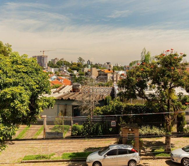 Casa com 360m², 5 quartos, 1 suíte, 4 vagas, no bairro Chácara das Pedras em Porto Alegre