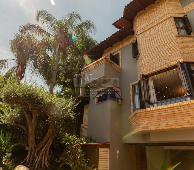 Casa com 360m², 5 quartos, 1 suíte, 4 vagas, no bairro Chácara das Pedras em Porto Alegre