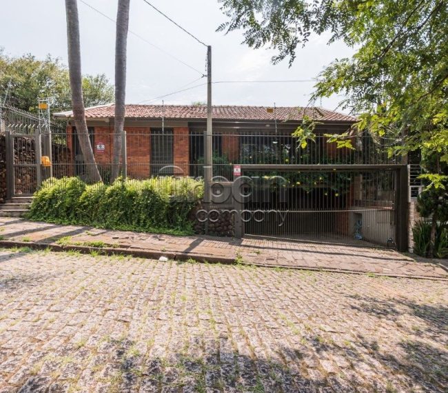 Casa com 250m², 3 quartos, 2 suítes, 4 vagas, no bairro Três Figueiras em Porto Alegre