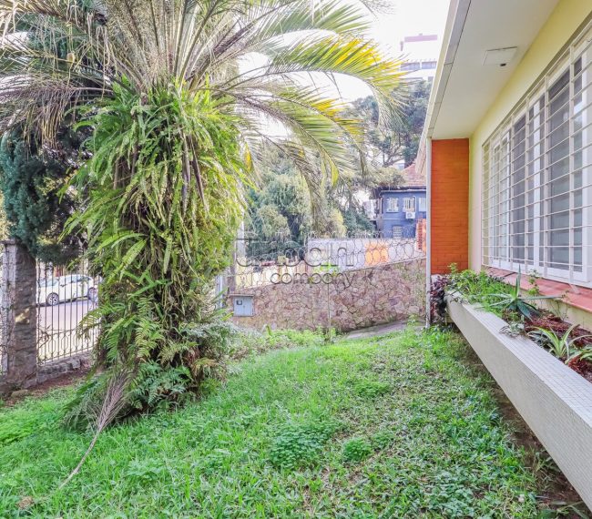 Casa com 230m², 4 quartos, 2 suítes, 2 vagas, no bairro Petrópolis em Porto Alegre