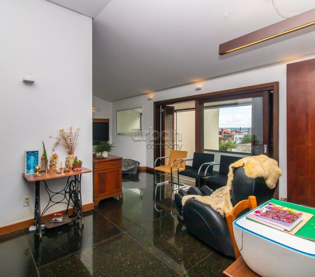 Casa com 360m², 4 quartos, 4 suítes, 4 vagas, no bairro Cristal em Porto Alegre