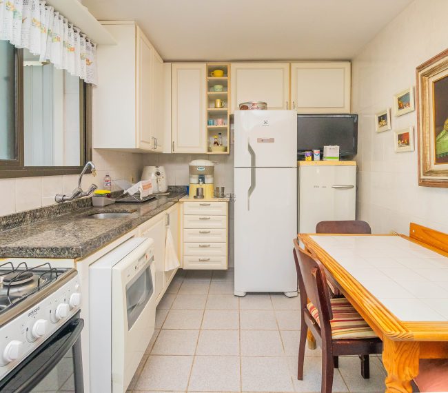 Apartamento com 121m², 3 quartos, 1 suíte, 1 vaga, no bairro Moinhos de Vento em Porto Alegre