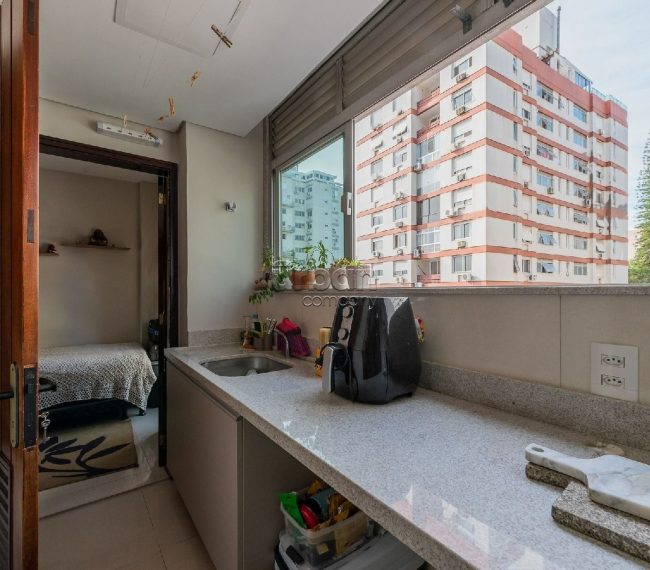 Apartamento com 121m², 2 quartos, 1 suíte, 1 vaga, no bairro Moinhos de Vento em Porto Alegre