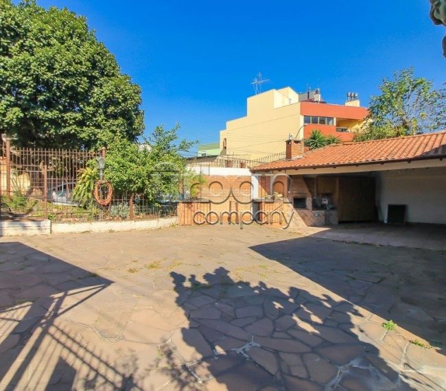 Casa com 192m², 5 quartos, 2 suítes, 2 vagas, no bairro Passo da Areia em Porto Alegre