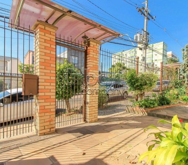 Casa com 192m², 5 quartos, 2 suítes, 2 vagas, no bairro Passo da Areia em Porto Alegre