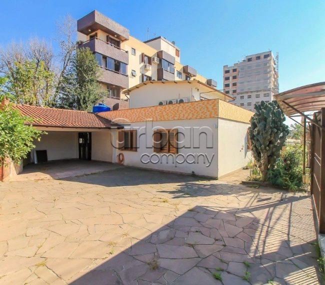 Casa com 192m², 5 quartos, 2 suítes, 2 vagas, no bairro Passo da Areia em Porto Alegre