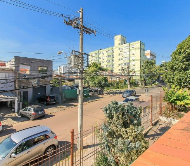 Casa com 192m², 5 quartos, 2 suítes, 2 vagas, no bairro Passo da Areia em Porto Alegre