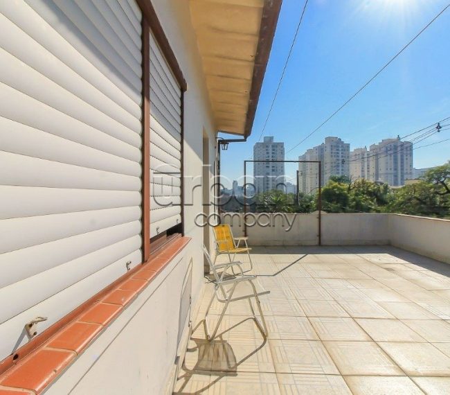 Casa com 192m², 5 quartos, 2 suítes, 2 vagas, no bairro Passo da Areia em Porto Alegre