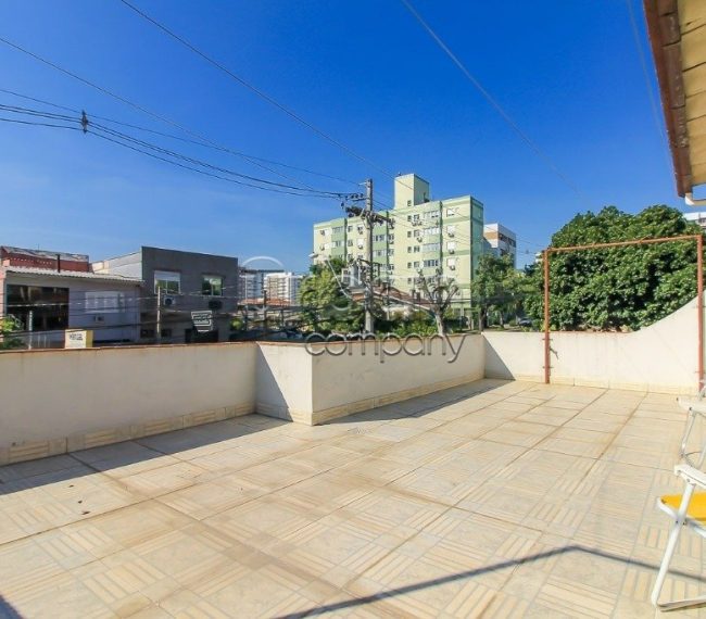 Casa com 192m², 5 quartos, 2 suítes, 2 vagas, no bairro Passo da Areia em Porto Alegre