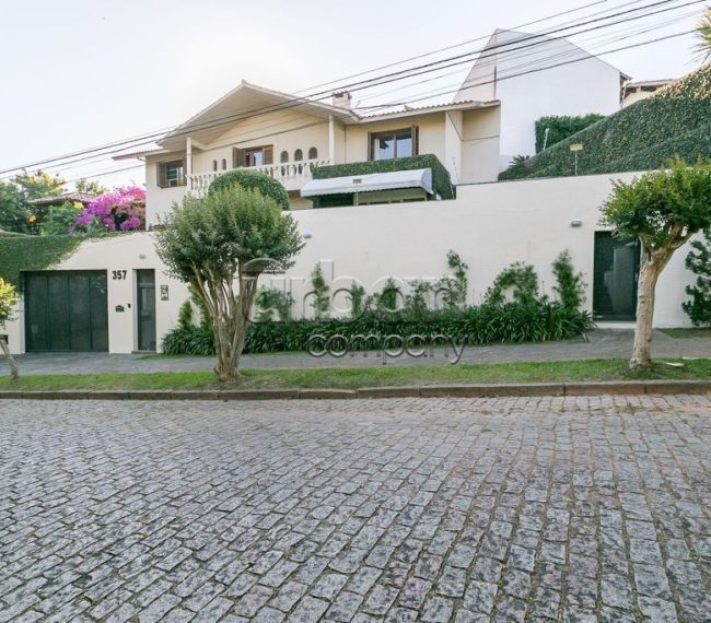 Casa com 640m², 4 quartos, 1 suíte, 6 vagas, no bairro Três Figueiras em Porto Alegre