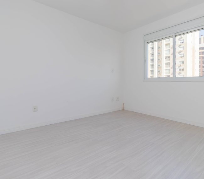 Apartamento com 53m², 1 quarto, 1 suíte, 2 vagas, no bairro Passo da Areia em Porto Alegre