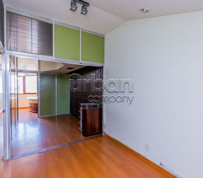 Sala com 55m², 1 vaga, no bairro Independência em Porto Alegre