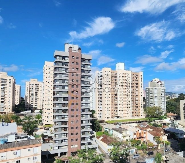 Apartamento com 72m², 2 quartos, 1 suíte, 2 vagas, no bairro Passo da Areia em Porto Alegre