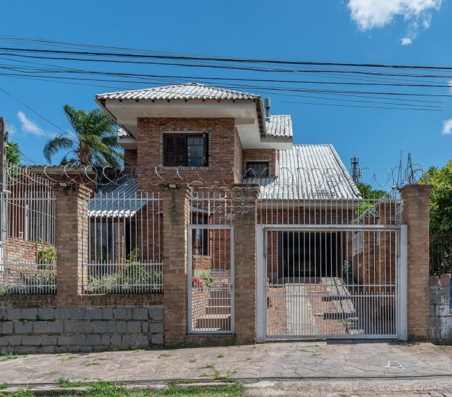 Casa com 340m², 3 quartos, 2 suítes, 2 vagas, no bairro Passo da Areia em Porto Alegre