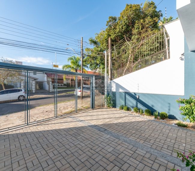 Casa com 137m², 3 quartos, 1 suíte, 2 vagas, no bairro Três Figueiras em Porto Alegre