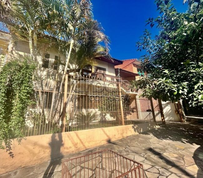 Casa com 303m², 4 quartos, 1 suíte, 3 vagas, no bairro Partenon em Porto Alegre