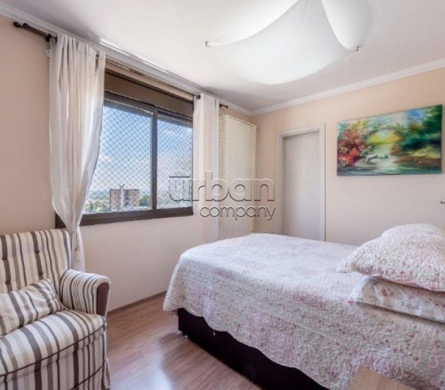 Apartamento com 950m², 3 quartos, 1 suíte, 2 vagas, no bairro Cristo Redentor em Porto Alegre