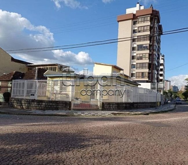 Casa com 138m², 4 quartos, 4 vagas, no bairro Passo da Areia em Porto Alegre