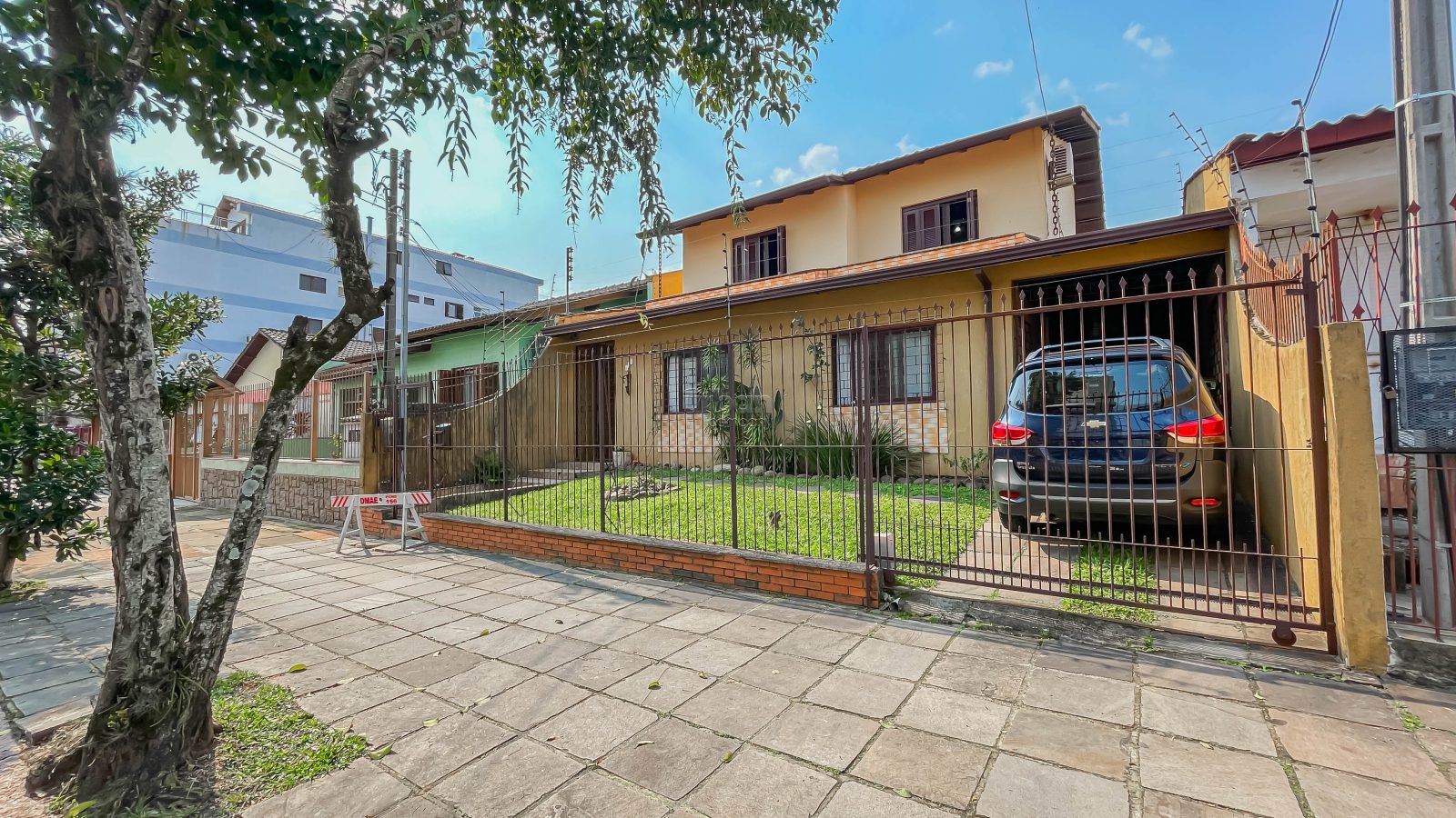 Casa com 377m², 4 quartos, 1 suíte, 2 vagas, no bairro Cristo Redentor em Porto Alegre