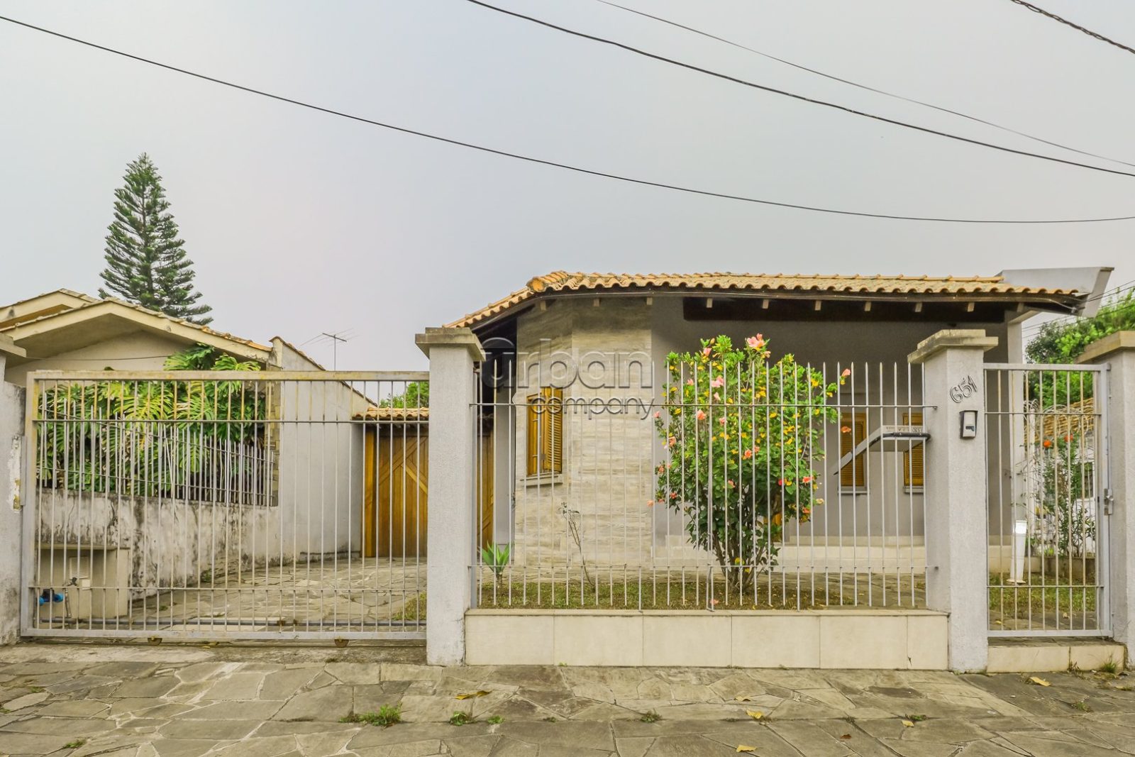 Casa com 360m², 3 quartos, 1 suíte, 2 vagas, no bairro Chácara Das Pedras em Porto Alegre