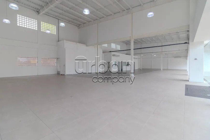 Prédio Comercial com 1300m², 25 vagas, no bairro Jardim Botânico em Porto Alegre